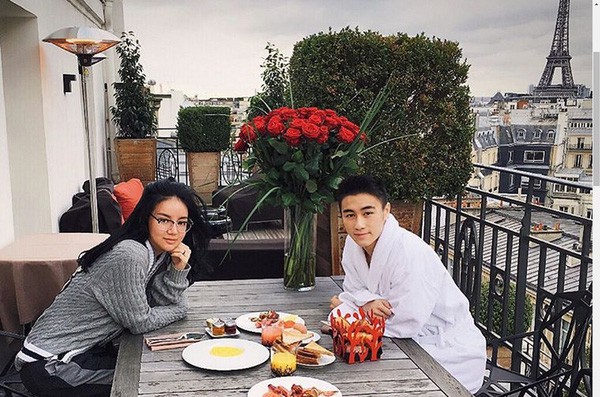 Không phải vì giàu mà đây mới là lý do khiến thiếu gia nhà tỷ phú Châu Á được vô số các nàng xin chết dù chàng đào hoa đến mức yêu là lo nơm nớp Không phải vì giàu mà đây mới là lý do khiến thiếu gia nhà tỷ phú Châu Á được vô số các nàng xin chết dù chàng đào hoa đến mức yêu là lo nơm nớp